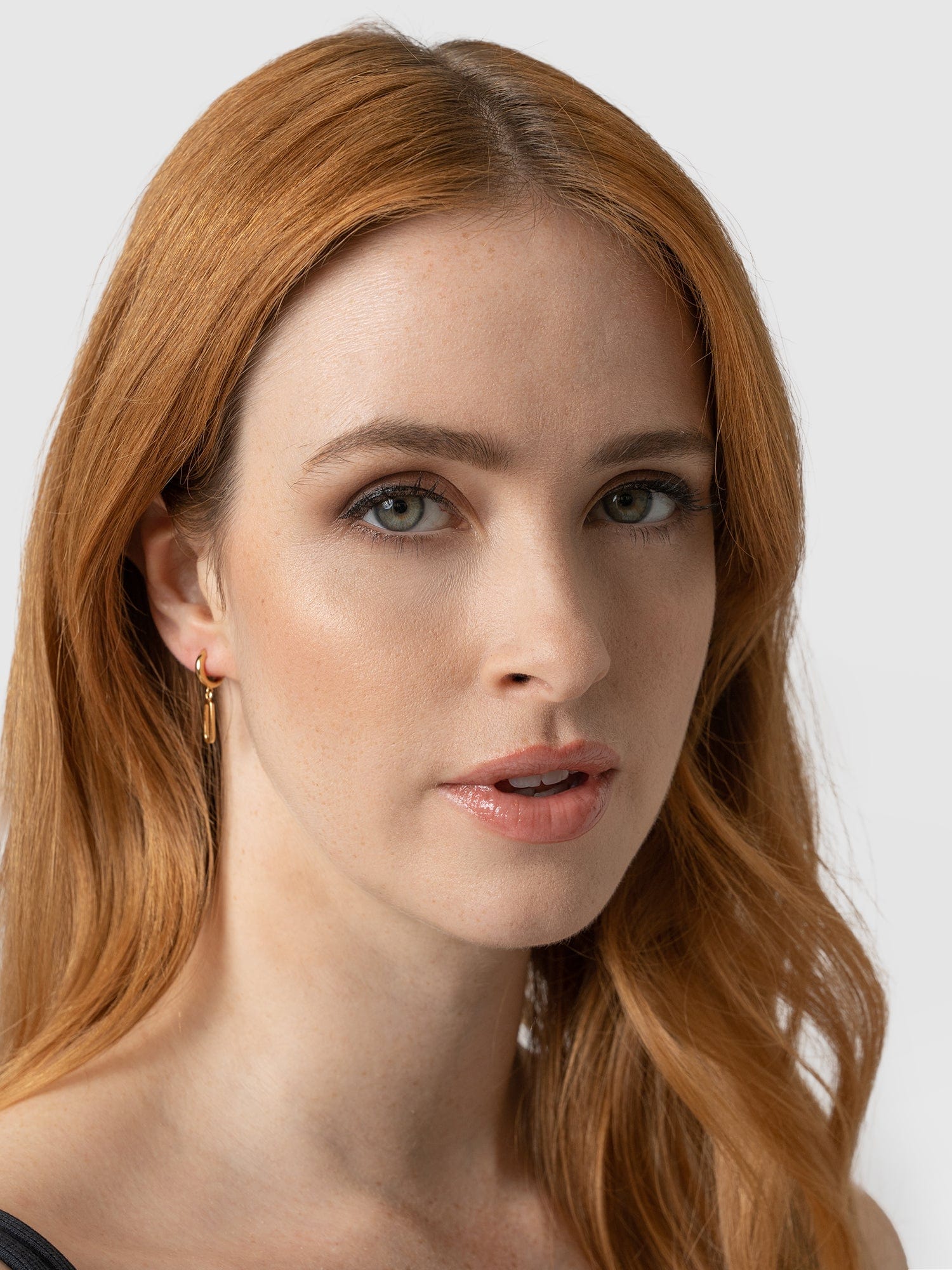 Oval Charm Drop Earrings Gold - Women's Jewellery | Saint + Sofia® EU